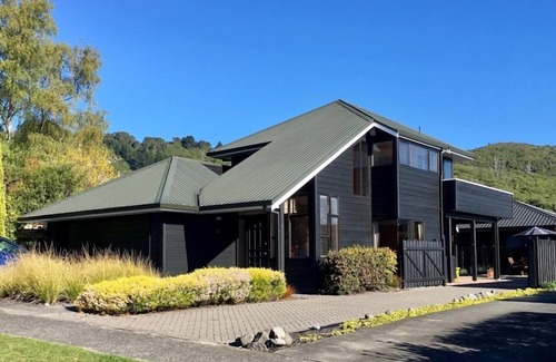 Kinloch House | “CedarView at Kinloch” - a brilliant 3 bedroom holiday home with stunning views