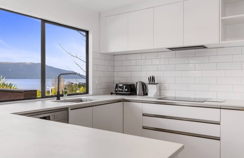 Lake Tarawera House | CEDARVIEW (ONE OF TARAWERA'S MOST POPULAR PROPERTIES!)