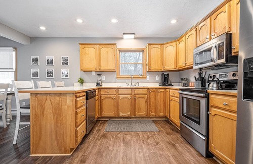 Mountainside House | Cedarwoods | Hot Tub + Private Wooded Setting