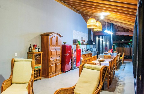 Olimpia House | Cedro House, next to the park, with heated pool.