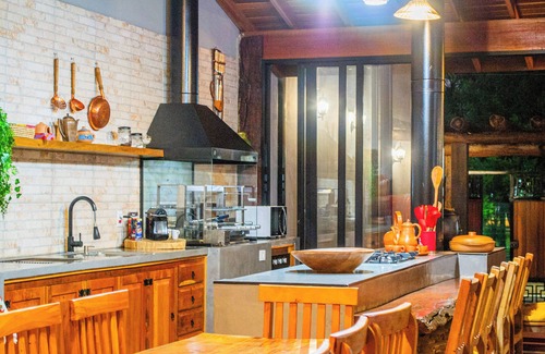 Olimpia House | Cedro House, next to the park, with heated pool.