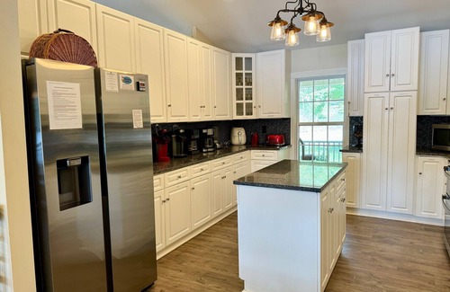 Bracey House | Celebrate Christmas at the Lake! Christmas Tree! Pool Table, Ping Ping & More!