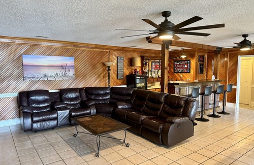 Bracey House | Celebrate Christmas at the Lake! Christmas Tree! Pool Table, Ping Ping & More!