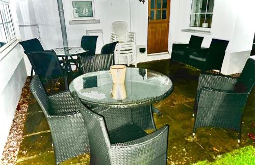 Porthcawl House | Celebratory home Family Friends together hot tub
