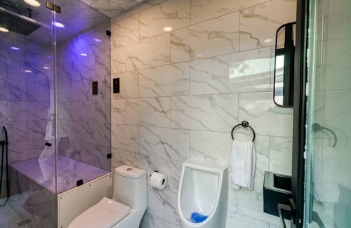 South Congress House | Celebrity Dream Home: Sauna, Cold Plunge, Gym