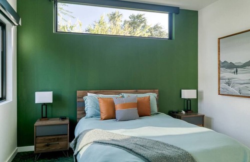 South Congress House | Celebrity Dream Home: Sauna, Cold Plunge, Gym