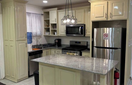 Georgetown Apartment | Celebrity Suite - 3 Bedroom