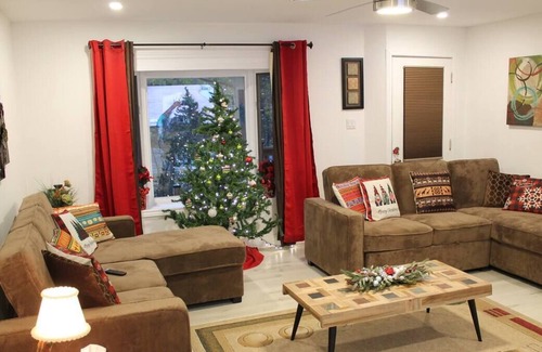 Wasaga Beach House | Cėleste cottage is 2 minutes walk to the beautiful sandy beach of Georgian Bay..