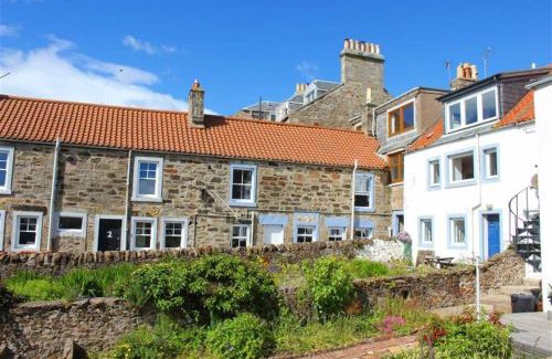 Cellardyke House | Cellardyke 3-Bed House Sleeps 6 with Sea Terrace