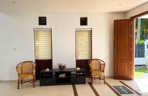 Negombo Bed & Breakfast | Cenreeza Airport Villa
