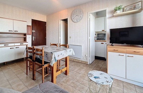 Merville-Franceville-Plage Apartment | Central family apartment with parking and pets allowed
