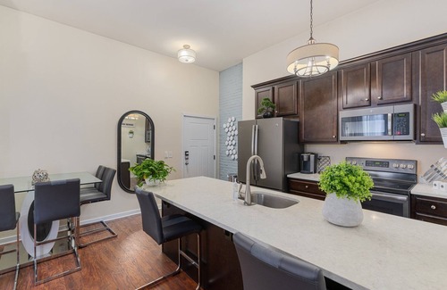 St. Paul's Park Apartment | Center City Allentown entirehome