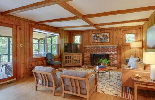 Sparta House | Center Hill Couples Retreat Cabin Lake View, Deck