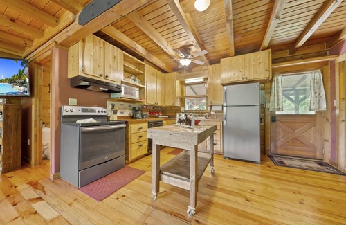 Baxter House | Center Hill Lake Cabin w/Deck & Fire Pit