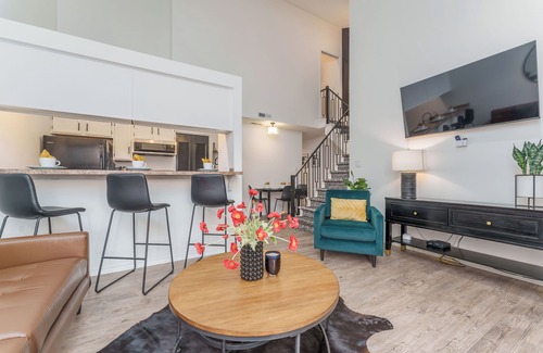 Owensboro House | Center of city private Town Home W/fire pit &BBQ