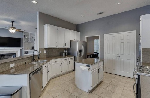 South Arlington House | Center of DFW! ATT stadium! Pool, Hot tub, Sauna and Gym oasis!