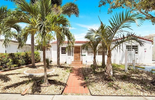Providencia Park House | Center of Paradise 7 Bed 5.1 Bath in Downtown WPB