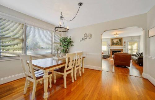 Apex House | Center St Retreat - 1 Block from Downtown!