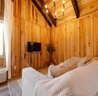Smithville House | CenterHillLake TinyCabinfor2 PeacefulCountryside Cabin 1