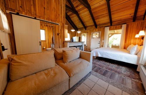 Smithville House | CenterHillLakeCouplesRelaxingCreeksideTinyCabin 4