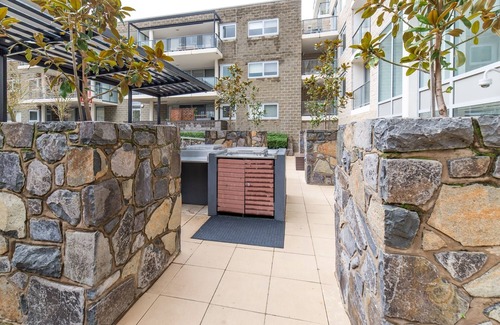 City West Apartment | Central 1-Bed with Parking, BBQ and Indoor Pool
