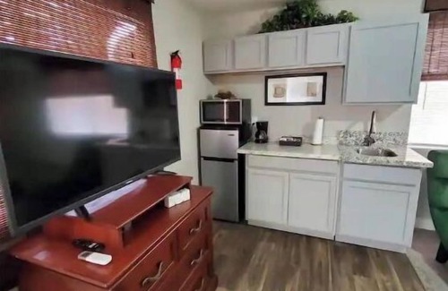 Las Vegas Apartment | Central 1 Bedroom Guesthouse w/Private Bath Ideal for Extended Stays