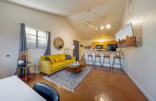 Blenman-Elm House | Central/1 BR & 1 BA/Fenced/Cozy/Guesthouse