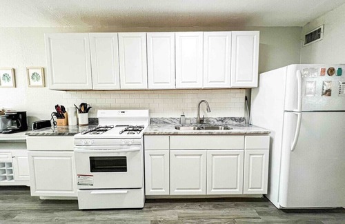 Central City Apartment | Central 1BDR+RemoteWork+Extended Stay+Pets OK