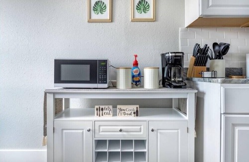 Central City Apartment | Central 1BDR+RemoteWork+Extended Stay+Pets OK