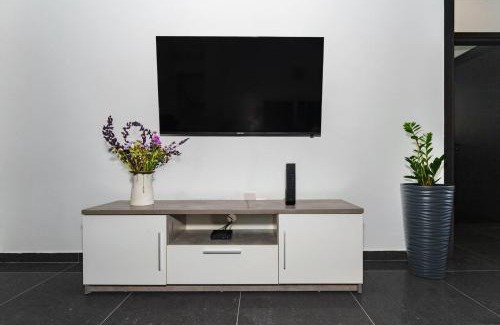 Larnaca City Centre Apartment | Central 2 Bdr Flat St Lazaros - Phoenix Lodge