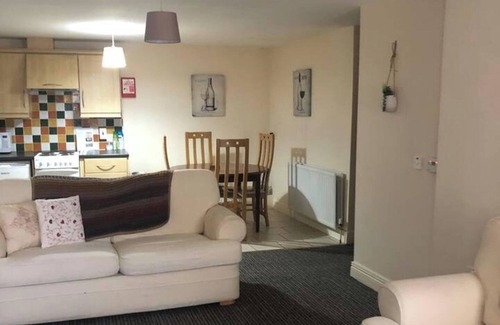 Londonderry Apartment | Central 2 Bed Apartment Above Great Derry Pub