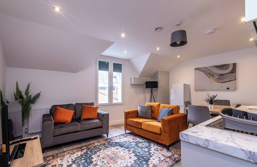 Basingstoke Apartment | Central 2 Bed Apt - Shops, Dining & Trains Nearby