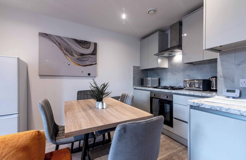 Basingstoke Apartment | Central 2 Bed Apt - Shops, Dining & Trains Nearby