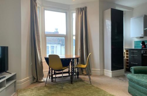 Horfield Apartment | Central 2 bed flat. Free parking (Off-street)