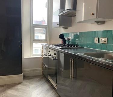 Horfield Apartment | Central 2 bed flat. Free parking (Off-street)