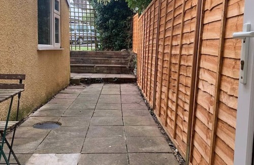 Horfield Apartment | Central 2 bed flat with off street-parking