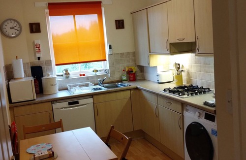 Leith Apartment | Central 2-Bedroom Apartment with private parking - home from home