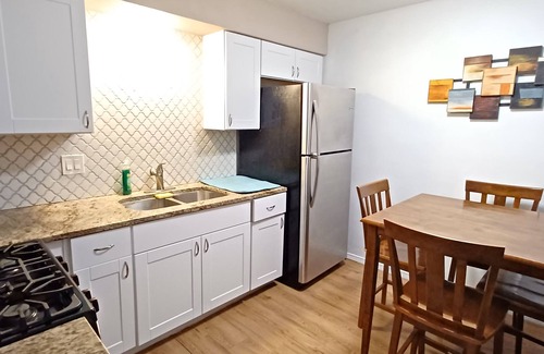 Albuquerque Apartment | Central 2 br apt with AC close to UNM/Airport/I-25/CNM/Hospital/Stadium/Netflix