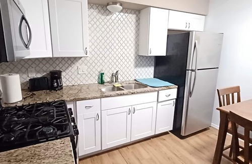 Albuquerque Apartment | Central 2 br apt with AC close to UNM/Airport/I-25/CNM/Hospital/Stadium/Netflix