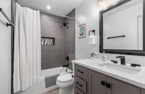 Park View Apartment | Central 2-BR City Sanctuary - Commuter-Friendly