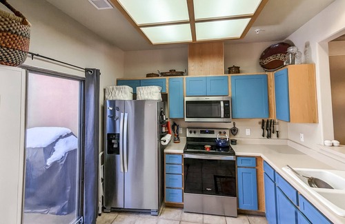 Nepenthe House | Central 2 BR Cozy Pet-Friendly Retreat with Pool+ Hot Tub+Private Yard