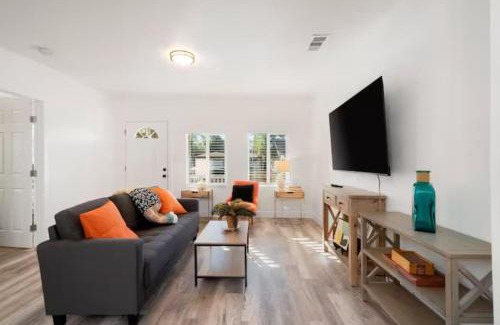 Southeastern Sacramento House | Central 2BR 1BA & Arcade Crib in the heart of Sac