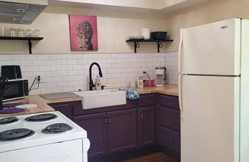 Pinellas Park Apartment | Central 2BR Apt: Heated Pool & W/D on Site