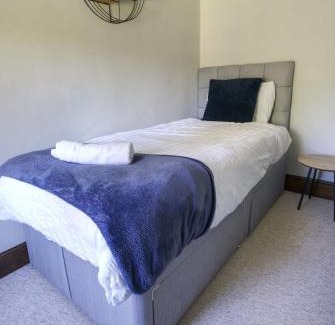 Derby Apartment | Central 2BR Apt, Self Check In, Parking, By DerBnB