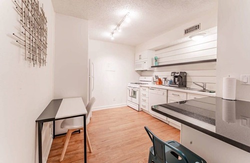 Brentwood Apartment | Central 2BR king suite with pool and gym