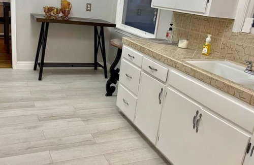 Redding House | Central 3-bedroom house in Redding with Pool & Vintage Bar Room