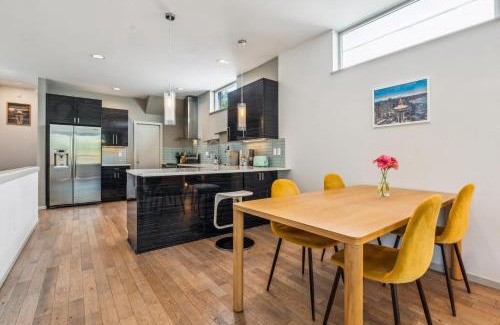 Magnolia House | Central 3-Story with Private Balcony