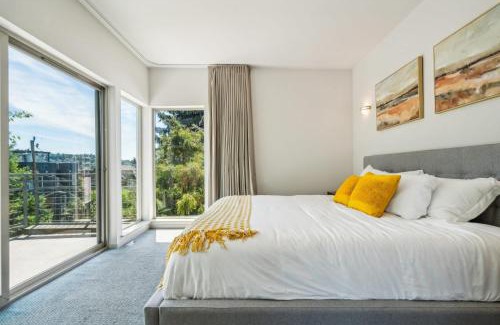 Magnolia House | Central 3-Story with Private Balcony