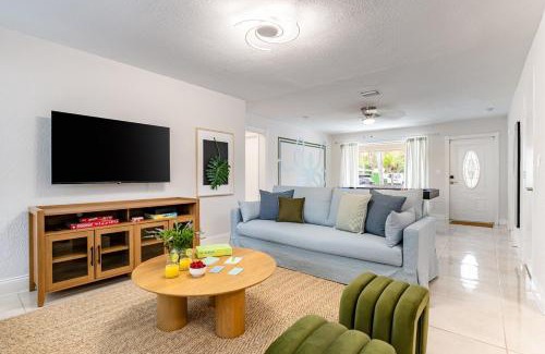 Riverland Village Apartment | Central 3BD wPool and Covered Patio 10 min to FLL
