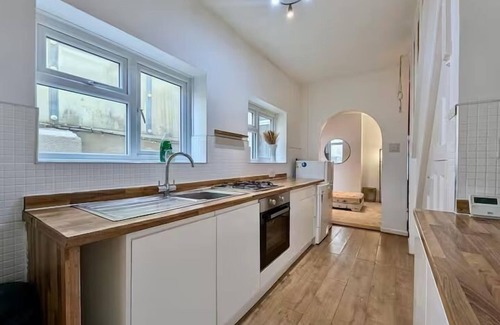 Portsmouth Apartment | Central 3BR Home with Hot Tub Sleeps 10